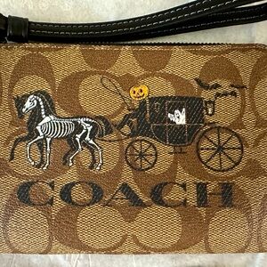 Coach

CORNER ZIP WRISTLET IN SIGNATURE CANVAS WITH HALLOWEEN HORSE AND CARRIAGE